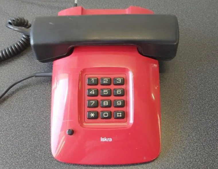 Apsolutno čudo tehnike i dizajna je tih godina bio telefon slovenske kompanije Iskra. Model koji se kolokvijalno nazivao Fitipaldi (po Emersonu Fittipaldiju) bio je revolucionaran za to vrijeme, a uz klasičnu zvonjavu mogao je odsvirati i Kalinku. Dolazili su u zelenoj, crvenoj, žutoj i smeđoj boji. Proizvedeno ih je oko pet milijuna, a kako dizajn nije bio dobro zaštićen na Dalekom istoku se masovno plagirao u čemu je prednjačio današnji LG.