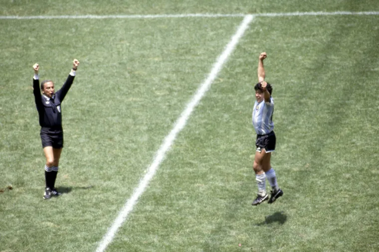 Armando Diego Maradona okrunjen je za kralja svjetskog nogometa. Mali zeleni postao je heroj Argentine, ali zbog načina na koji su on i njegovi suigrači slavili protiv Engleske u ranijoj fazi natjecanja dobio je status legende diljem svijeta. Punih 36 godina čekalo se da Argentina dobije njegovog nasljednika.