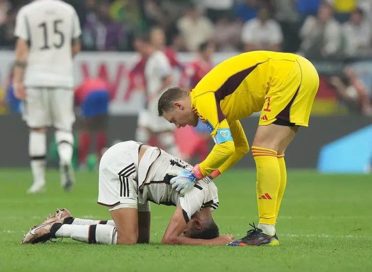 Veliki njemački vratar Manuel Neuer oprostio se od Mundijala prije no što je to itko očekivao. Ispala je Njemačka po drugi puta za redom u grupnoj fazi. Teško su kiksali protiv Japana na otvaranju tako da im ni pobjeda u susretu s Kostarikom nije bila dovoljna. Doduše i Španjolci su porazom od Japanaca skuhali gorku kašu koju su Nijemci morali pojesti. Čovjek koji je promijenio percepciju vratarske pozicije u 21. stoljeću napunio je 36 godina i po svemu sudeći nećemo ga više gledati na SP-u. Neuer je kapetanski podnio ispadanje te je tješio suigrače iako ni njemu nije bilo lako.