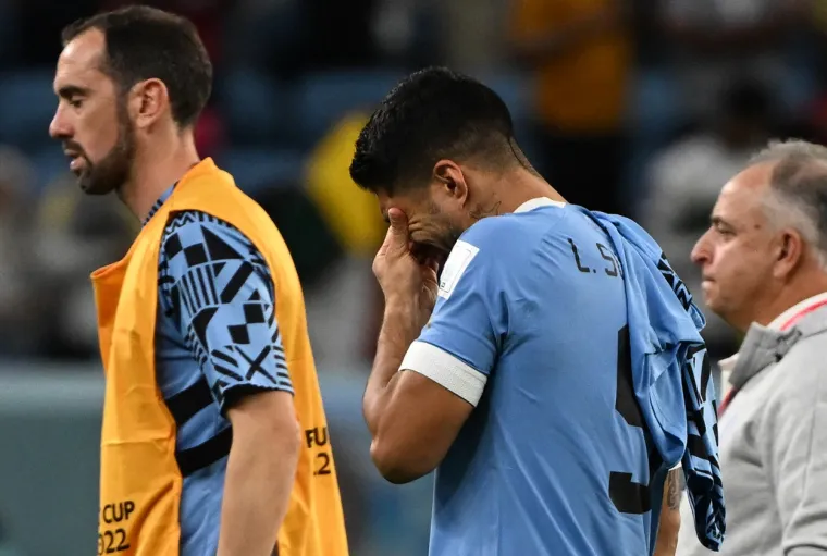 Jedan od najboljih i najpotcjenjenijih napadača 21. stoljeća, Luis Suarez neutješno je ridao nakon što je Urugvaj ispao u skupini. Splet okolnosti ih je izbacio iz nokaut faze usprkos pobjedi u posljednjem kolu, a kontroverzni velikan je otišao sa scene ne skrivajući emocije.  