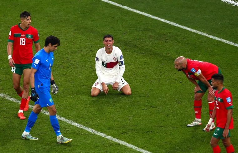 Jedan od najvećih svih vremena nije uspio. Cristiano Ronaldo je uz Lionela Messija neosporno najveći nogometaš naše generacije no u trofejnoj zbirci ostat će prazna vitrina za naslov prvaka svijeta. Veliki Portugalac s 37 godina odigrao je svoje posljednje veliko prvenstvo, a na put njegovim ambicijama je neočekivano stao Maroko. Iz očaja, tuge i bijesa Ronaldo je još dugo plakao na terenu. Tužan kraj za jednog od najboljih ikad.