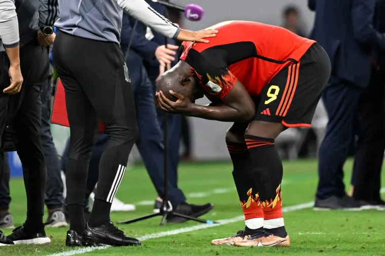 Romelu Lukaku čovjek je koji je u svojim nogama imao sudbinu Belgije, ali i Hrvatske. U posljednjoj utakmici grupne faze, nekoć ubojiti centarfor je imao niz velikih šansi iz kojih je mogao već početkom prosinca potopiti snove Vatrenih. No zahvaljujući njegovoj nepreciznosti i nevjerojatnim reakcijama Gvardiola, Lukaku i Belgija su otišli kući, a Hrvatska u nokaut fazu. Belgijanac je svoj bijes iskalio na stadionskom inventaru, a usprkos fantastičnoj karijeri vjerojatno će ga navijači pamtiti upravo po promašenim šansama protiv Vatrenih. 