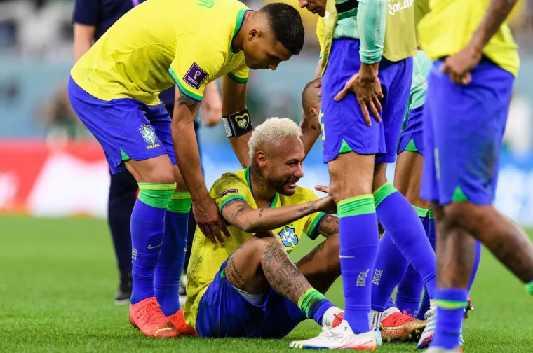 Neymar je još jedan velikan koji je pao kao žrtva hrvatskog puta prema bronci. Rasplesani princ brazilskog nogometa opet je ostao neokrunjen zahvaljujući fanatičnoj borbi Vatrenih koji su prve favorite turnira ispratili kući nakon boljeg izvođenja penala. Iako mu je tek 30 godina i objektivno bismo ga mogli vidjeti i na SP-u 2026. Neymar je utučen i depresivan nakon prvenstva izjavio kako misli da više neće igrati za reprezentaciju, a molbu da još jednom razmisli o odluci mu je uputio i veliki Pele. 