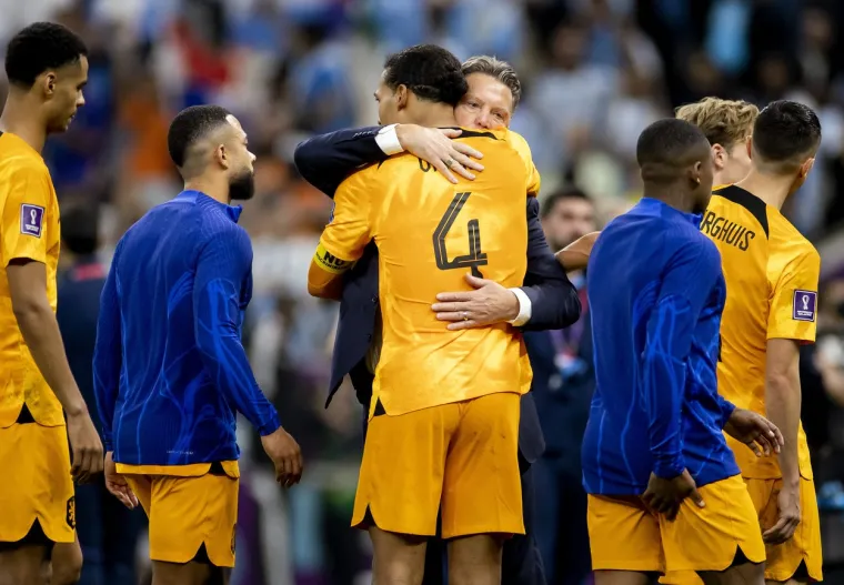 Virgil van Dijk jedan je od boljih stopera na svijetu posljednjih godina. Elegantni Nizozemac ipak nije uspio progurati svoju reprezentaciju dalje od četvrtfinala gdje je nakon penala bila bolja Messijeva Argenitna. S 31 godinom na leđima vjerojatno ga nećemo gledati na SP-u 2026. iako u njegovom slučaju ni to nije isključeno. Za razliku od van Dijka, njegovog izbornika van Gaala u SAD-u, Kanadi i Meksiku zasigurno neće biti. Još jedna generacija Nizozemske odlazi sa scene bez zlata.