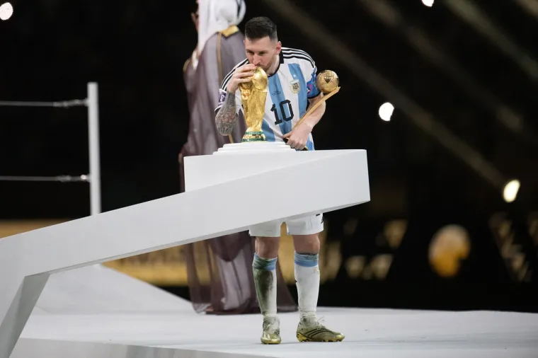 Messi se konačno okrunio naslovom prvaka svijeta. Upravo je taj trofej bio onaj koji mu je godinama izmicao na putu prema nogometnoj besmrtnosti. Upravo činjenica da ga nije uspijevao osvojiti korištena je u debatama o tome tko je najveći ikad. Nakon ovog podviga, jasno je, Messi će sjediti za stolom sa Peleom i sunarodnjakom Maradonom. 