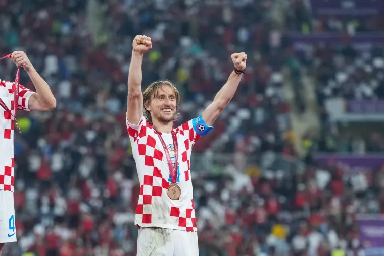 Naš Luka Modrić još je jednom pokazao da su godine samo broj, a klasa ostaje vječna. S punih 37 godina na leđima odigrao je svoje posljednje Svjetsko prvenstvo i Hrvatsku odveo do treće ukupno i druge uzastopne medalje na Mundijalu. Luka je s pravom otišao uzdignutih ruku i s osmijehom sa SP-a ravno među nogometne besmrtnike.  