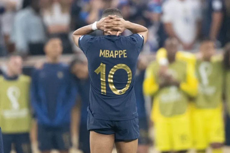 Kylian Mbappe će vjerojatno dominirati svjetskim nogometom u narednih desetak godina no ovog puta nije uspio. Sa samo 24 godine već ima naslov prvaka svijeta iz Rusije, a druga titula mu je izmakla usprkos hattricku u finalu. Ne spada u grupu onih koji odlaze sa scene i koje smo posljednji puta gledali na SP-u, no ni za njega kraj ovog Mundijala nije bio ispunjen smijehom. 