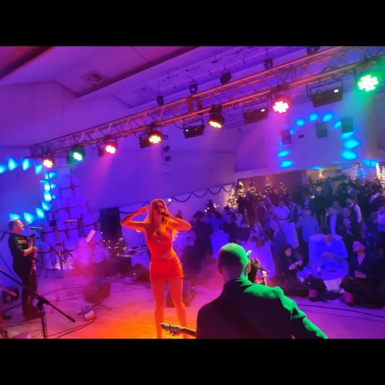 Lille je majstorica održavanja oblina u 'nemogućim' haljinicama: Ali, fanovima nada ne kopni. Ovo je stvarno riskantno