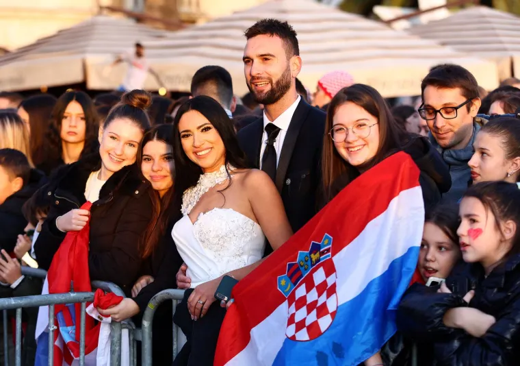 Ivana i Dino su se vjenčali i zatim zauzele prve redove na splitsku Rivu: Jednostavno moraju pozdraviti heroja Torcide