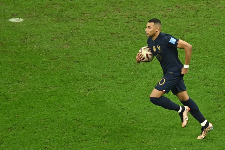 Ipak, njihova veza nije dugo trajala te je nedavno medijima odjeknula vijest da su prekinuli. 