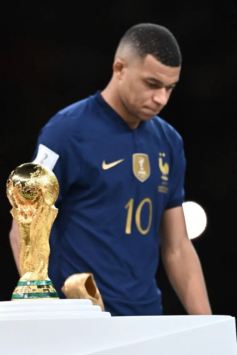 Kylian je sada u vezi s 28-godišnjom manekenkom Rose Bertram, Belgijkom koju na Instagramu prati preko 77 milijuna pratitelja. Kyliana je upoznala u Parizu gdje je boravila zbog manekenske karijere.