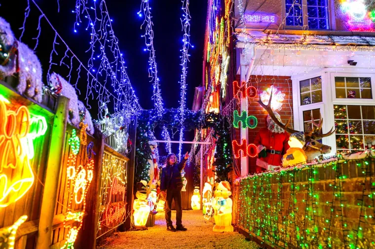 Briga njih za cijene struje, razvukli 80.000 lampica i jo&scaron; hrpu čudesa: Te&scaron;ko da će itko nadma&scaron;iti božićnu bajku ovih stanara