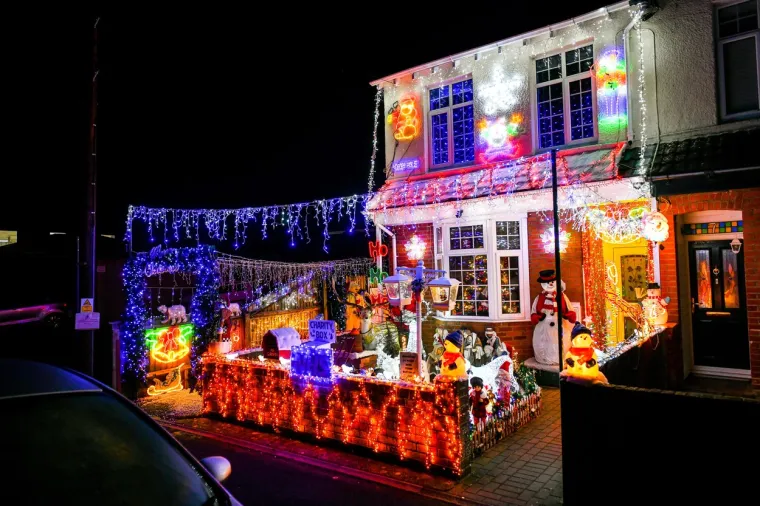 Briga njih za cijene struje, razvukli 80.000 lampica i jo&scaron; hrpu čudesa: Te&scaron;ko da će itko nadma&scaron;iti božićnu bajku ovih stanara