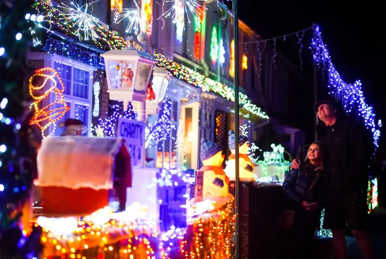 Briga njih za cijene struje, razvukli 80.000 lampica i jo&scaron; hrpu čudesa: Te&scaron;ko da će itko nadma&scaron;iti božićnu bajku ovih stanara
