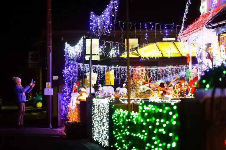 Briga njih za cijene struje, razvukli 80.000 lampica i jo&scaron; hrpu čudesa: Te&scaron;ko da će itko nadma&scaron;iti božićnu bajku ovih stanara
