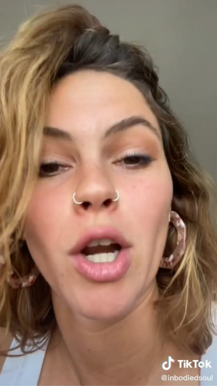 U snimci koja je prikupila tisuće pregleda, Riley je objasnila da hranjenje njezinih biljaka i &quot;ljekovite&quot; tetovaže (crtanje po tijelu s menstrualnom krvlju) nisu naodmet kada je u pitanju menstruacija. &quot;Ovdje je sve što radim sa svojom menstrualnom krvlju, dobila sam toliko komentara ljudi koji su znatiželjni da vide što još radim sa  menstrualnom krvlju&quot;, započela je Riley u videu.