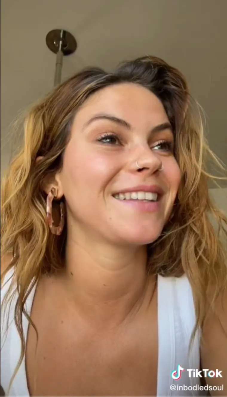 &quot;Druga stvar, tako sam uzbuđena što je toliko ljudi znalo za ovo, da menstrualna krv njeguje kožu. Neki ljudi bi mogli poludjeti, ali ja radim maske za lice s tim&quot;, govori Riley u videu.