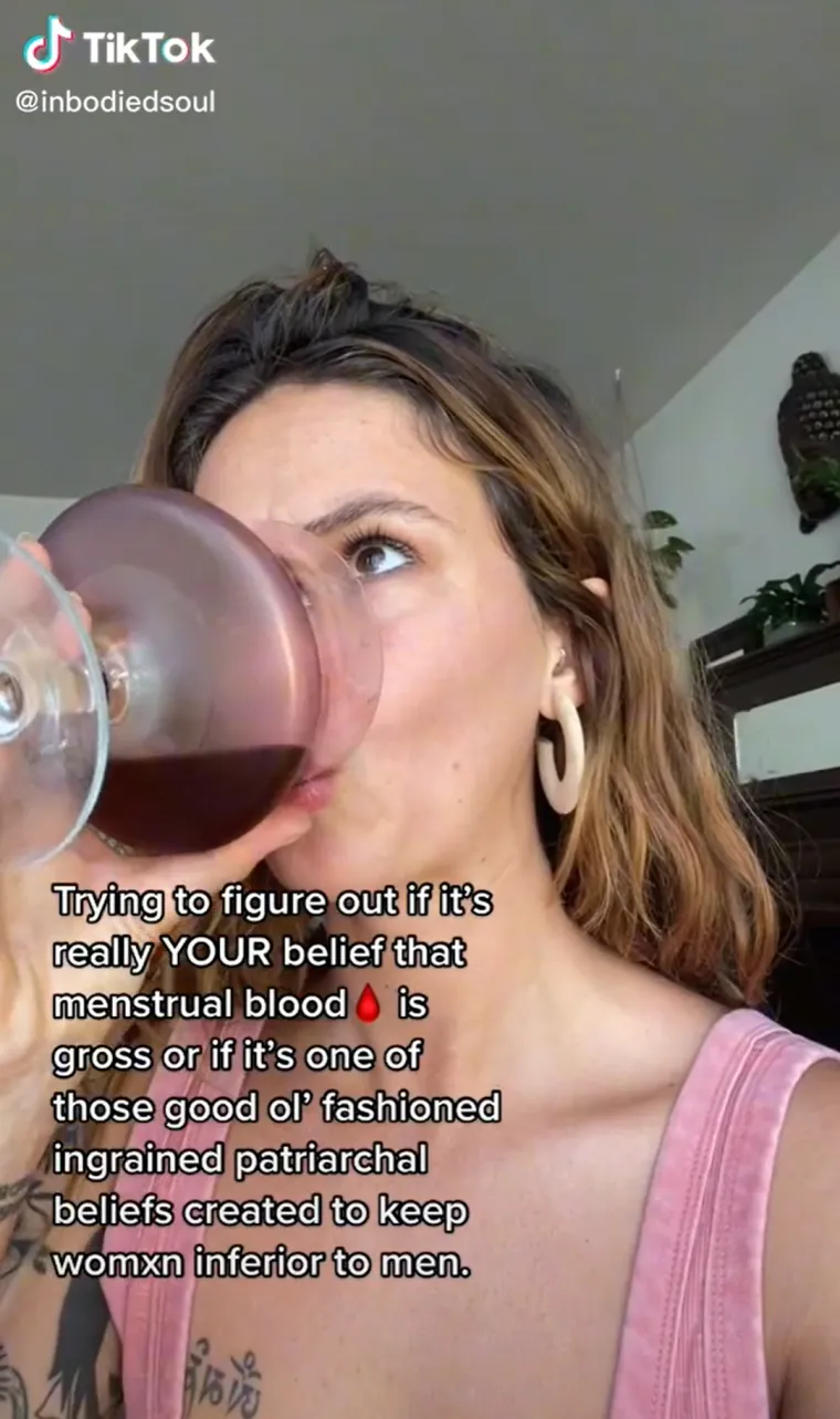 Uz To, Riley je podijelila video na TikToku u kojem pijem menstrualnu krv te govori da ona ima bolji okus nego što mnogi misle...