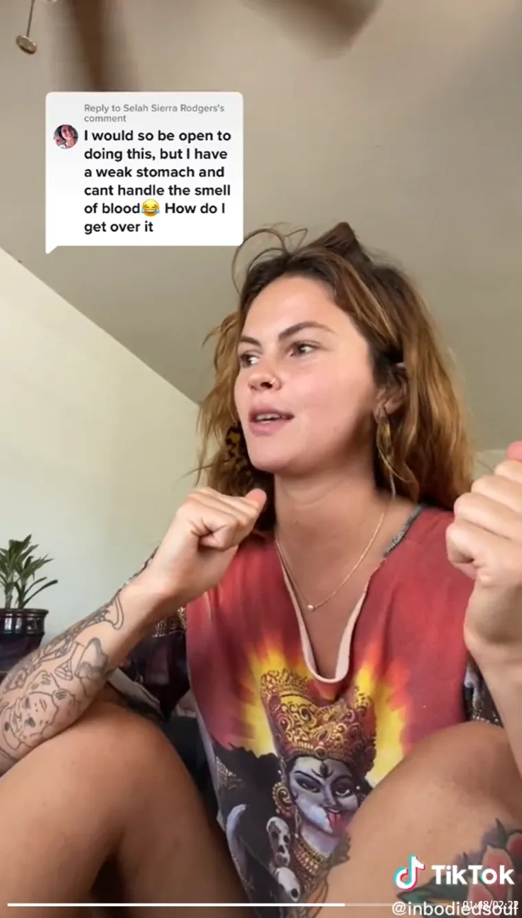 Naime, Riley ipak nije toliko otvorena prema korištenju svoje mjesečnice. U jednom je videu ispričala da joj je bilo teško otvoriti se po pitanju korištenja mjesečnice na svojoj koži jer ne podnosi njezin miris. &quot;Možete menstrualnu krv pomiješati s nečim poput akvarela i malo vode da biste dobili svjetliju boju ili možete jednostavno umočiti kist pa nešto i naslikati, stvarno je zabavno. Tako sam prebrodila loš miris menstrualne krvi&quot;, otkrila Riley.