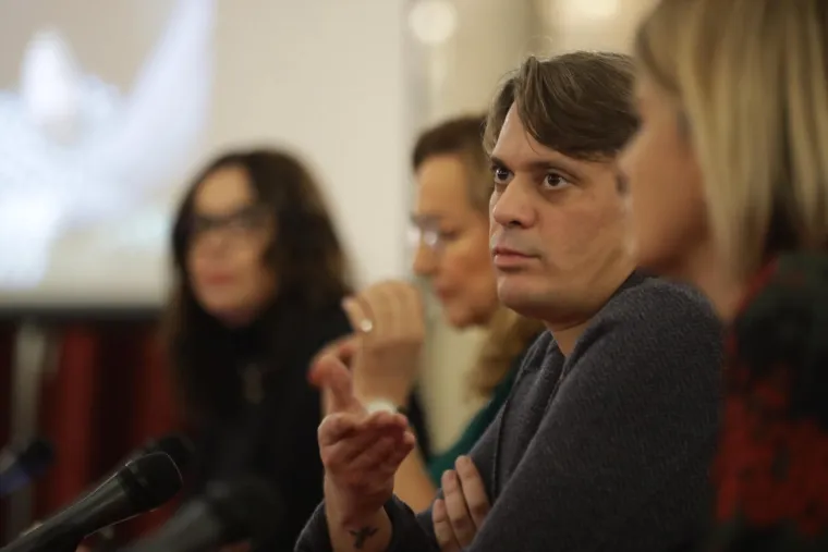 &quot;Ljubav, pažnja, igre, garderoba... Možda previše slobode. Miloš i ja bili smo potpuno različiti, pa su nam se i slobode razlikovale. Nije bilo kazni i zabrana, barem ne rigoroznih. Sjećam se da nam je tata rekao kad smo krenuli u školu da je sada na učiteljima da nas kazne i zabrane. Nisu uspjeli. Tu smo moj brat i ja bili slični - te autoritete nismo shvaćali ozbiljno ni tri posto&quot;, rekao je jednom prilikom.