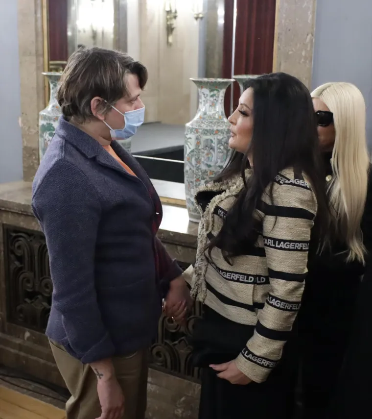 Veliku ulogu u njegovom životu je imala i baka Du&scaron;anka: "Rođen sam 1986. i pored mame, tate i brata pamtim jo&scaron; jednu osobu koja je i dan-danas u kući i radi kod nas. To je Du&scaron;anka, na&scaron;a kućna pomoćnica i ministrica za veselje. I dalje je snažna i puna duha sa svojih 70 i kusur, zdrava, neuni&scaron;tiva. &Scaron;to se tiče djeda Ljubi&scaron;e, preminuo je dok sam bio prilično mali. Ostavio mi je biblioteku koju sam skoro u potpunosti sačuvao, čak i prvo izdanje "Ajvanhoa", njegov jedini prijevod. Iz ugledne obitelji koja se nekada prezivala Tucović, bio je poliglota, radio u Privrednoj komori, pomalo se bavio i diplomacijom... Ono &scaron;to mnogi ne znaju jest da je zajedno s mamom koautor teksta pjesme "Ta tvoja mund harmonika", rekao je Radulović.