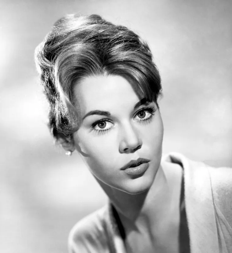 Već kao tinejdžerica se zajedno s ocem pojavila u dobrotvornoj izvedbi &quot;The Country Girl&quot;. Na šest mjeseci je u Pariz otišla studirati umjetnost, a po povratku u SAD 1958. godine upoznala je Leeja Strasberga. Taj joj je susret, kako će se kasnije pokazati, bio sudbonosan. Jednom je prilikom o njemu rekla: &quot;Lee Strasberg mi je rekao da sam talentirana. Bilo je to prvi put da mi je itko, osim mog oca, rekao da sam dobra u bilo čemu. To je bila prekretnica u mom životu - legla sam u krevet razmišljajući o glumi, probudila sam se razmišljajući o glumi&quot;. 