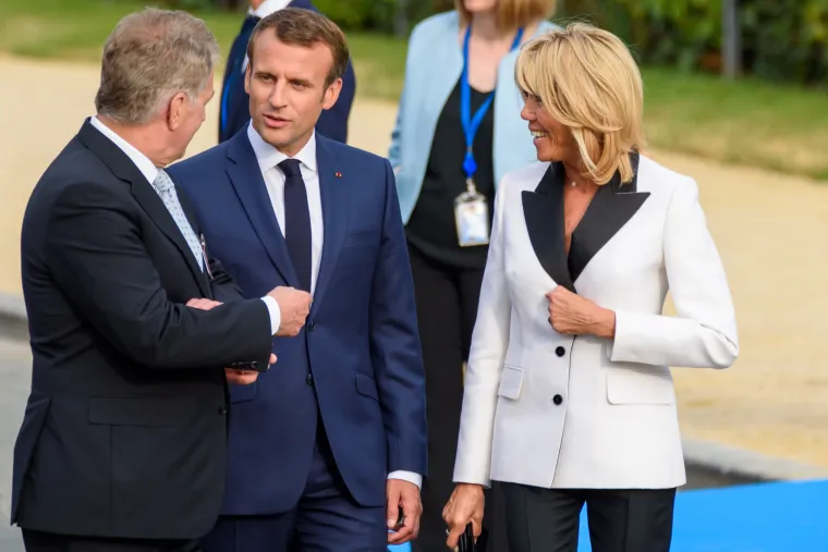 Kada je saznala da joj je sin zaljubljen u 40-godišnju ženu, Macronova majka pokušala je stati ljubavi na kraj pa je budućoj snahi rekla: &apos;Ti si imala svoj život, a on neće moći imati djecu ako ostane s tobom. Moraš prekinuti s njim&apos;, rekla je Françoise Macron. I dok se zbog njega odrekla braka i prijašnjeg života, Macron se zbog Brigitte odrekao mogućnosti da ima biološku djecu. No, unatoč svemu, kada su zajedno ponašaju se kao tinejdžeri. &quot;Nemamo klasičnu obiteljsku priču, i to je realnost&quot;, rekao je Macron tijekom jednog od političkih govora, &quot;no to ne znači da se manje volimo&quot;.