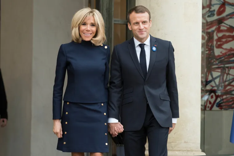 Kasnije je njihova veza dovela do glasina da je Emmanuel Macron zapravo homoseksualac, tijekom svoje kampanje to je ismijavao te jednom izjavio: &quot;Trebao bih svoj hologram da mogu voditi dvostruki život&quot;, zatim je svoje kritičare optužio za seksizam. &quot;Da sam bio 20 godina stariji od svoje žene, nitko ne bi dovodio u pitanje da je to legitimna veza&quot;, rekao je za Le Parisien.

