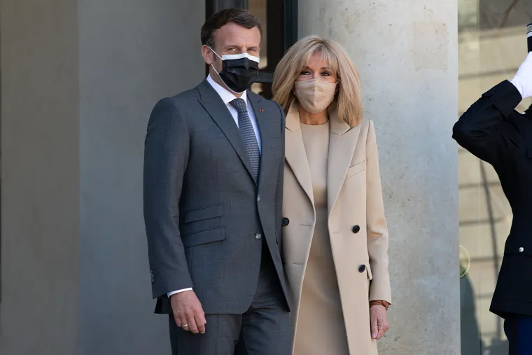 Kći Brigitte Macron Tiphaine kazala je da su njena majka i Emmanuel iznimno odani jedno drugom. &quot;Moja vizija ljubavi su njih dvoje. Kad su zajedno, za njih svijet ne postoji&quot;, kazala je te dodala kako je njena majka jako pazila da ona, njena sestra i brat &quot;što manje pate&quot; kad se razvodila od njihova oca.