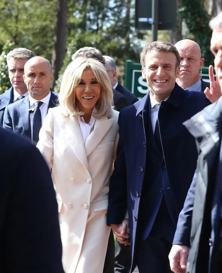 Brigitte je svojevremeno progovorila o svom braku s Emmanuelom. Govoreći o razlikama u godinama između njih dvoje, rekla je za francuski Elle: &quot;Postoje trenuci u životu kada morate donijeti važne odluke. I za mene je to bilo to. Naravno, doručkujemo zajedno, ja i moje bore, a on tako mlad, ali to je tako. Da nisam odlučila biti s njim, propustila bih život. Imala sam puno sreće sa svojom djecom i, u isto vrijeme, osjećala sam da moram živjeti &apos;ovu ljubav&apos;, kako je Prevert govorio, da budem potpuno sretna&quot;.
