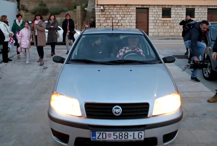 Gvardiol se uputio na doček u Novigradu, no prvo je stao među mještane. Slikao se s njima, podijelio im autograme, a čekala ga je i njegova baka.