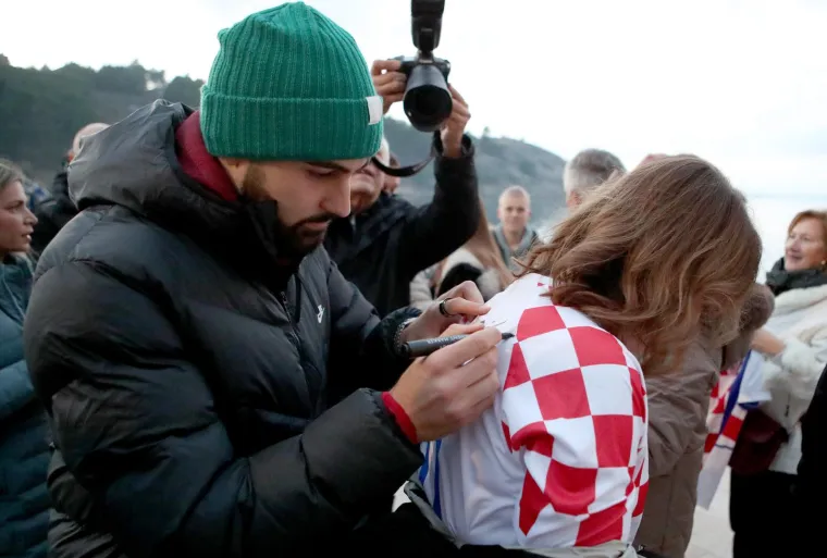 Gvardiol stigao na doček u skromnom autu: Ponosna baka zagrlila svog Vatrenog heroja