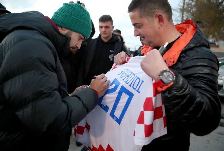 Gvardiol stigao na doček u skromnom autu: Ponosna baka zagrlila svog Vatrenog heroja