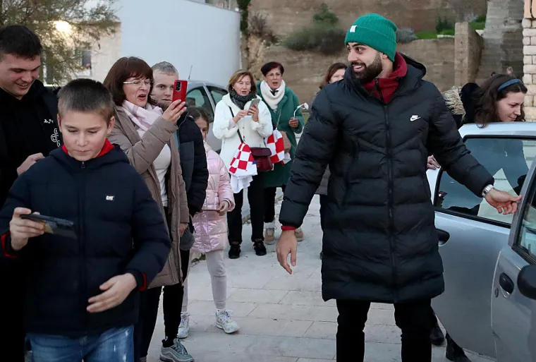 Gvardiol stigao na doček u skromnom autu: Ponosna baka zagrlila svog Vatrenog heroja