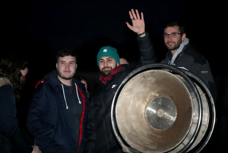 Gvardiol stigao na doček u skromnom autu: Ponosna baka zagrlila svog Vatrenog heroja