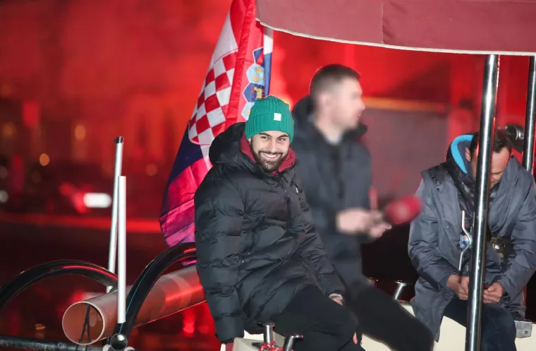 Gvardiol stigao na doček u skromnom autu: Ponosna baka zagrlila svog Vatrenog heroja