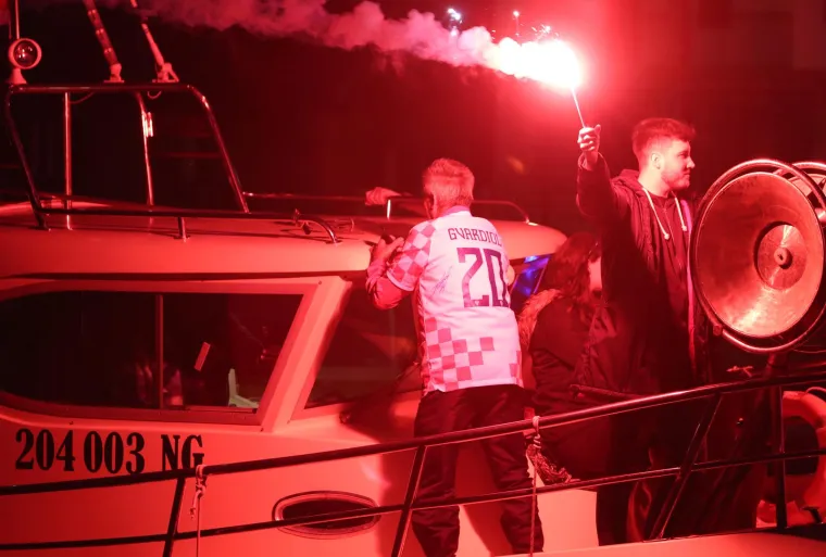 Gvardiol stigao na doček u skromnom autu: Ponosna baka zagrlila svog Vatrenog heroja