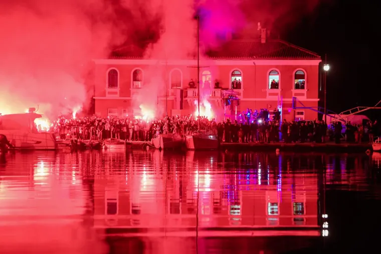 Gvardiol stigao na doček u skromnom autu: Ponosna baka zagrlila svog Vatrenog heroja