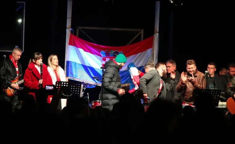 Gvardiol stigao na doček u skromnom autu: Ponosna baka zagrlila svog Vatrenog heroja