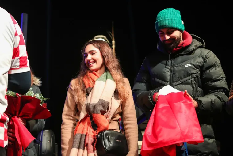 Gvardiol stigao na doček u skromnom autu: Ponosna baka zagrlila svog Vatrenog heroja