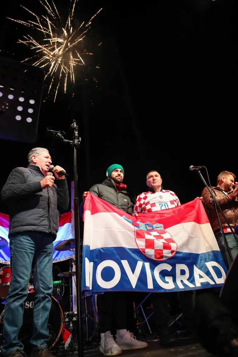 Gvardiol stigao na doček u skromnom autu: Ponosna baka zagrlila svog Vatrenog heroja
