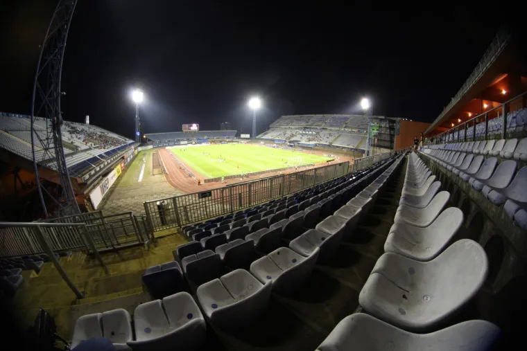 Stadion 2010. Godinama Dinamov stadion izgleda kao ruglo.