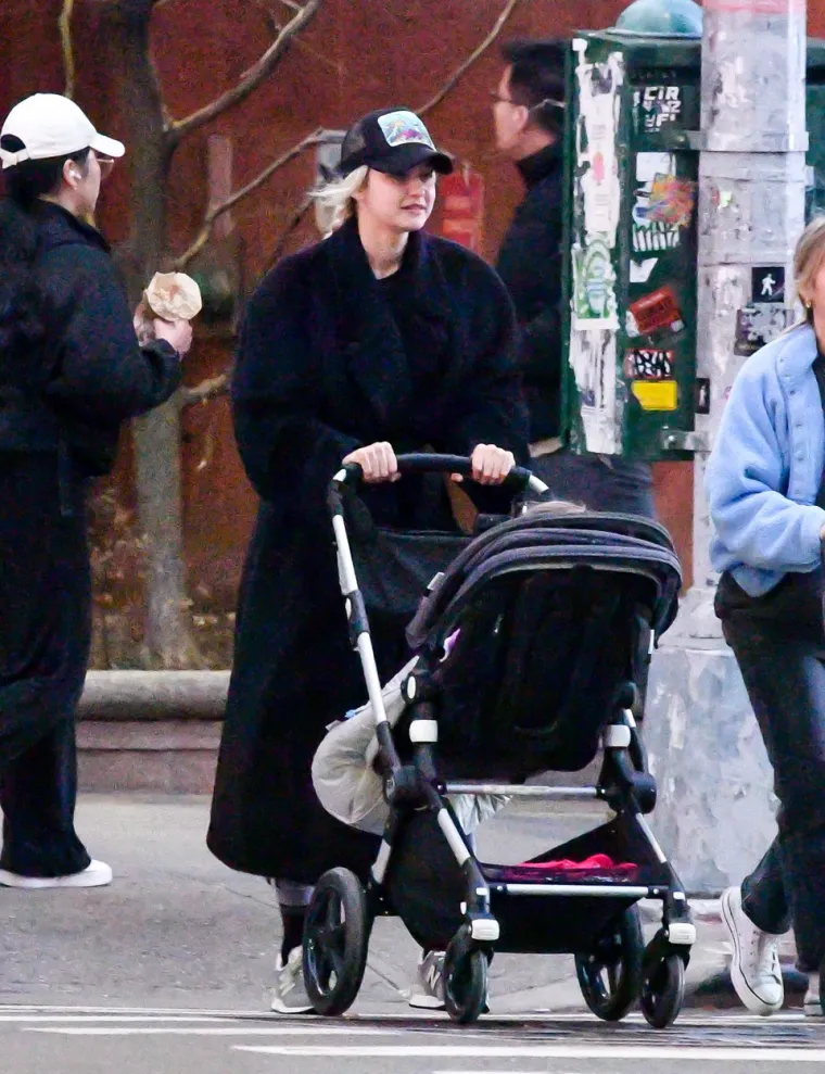Prvi put da je Leo viđen s drugom ženom otkako se šuškalo da je u vezi s manekenkom Gigi Hadid, koja ima 27 godina i uz to je još i majka. Nakon što su tada u javnost procurile njihove zajedničke fotke, izvor blizak paru rekao je da dok su u vezi, &quot;sporo idu&quot;, piše Page Six.
