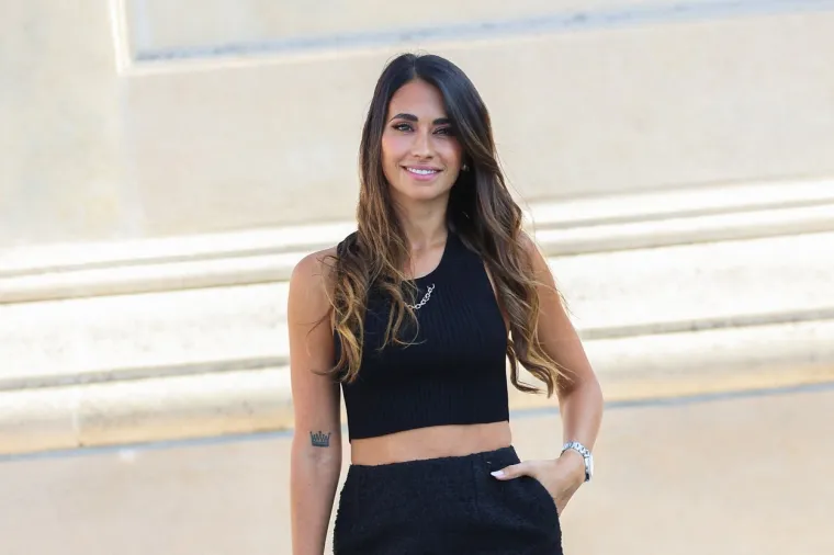 Novinarka Lorena Vasquez jednom prilikom je u emisiji El Spectador ustvrdila da se Piqueova bivša nikad nije slagala s njegovim prijateljima zbog svoje teške naravi.