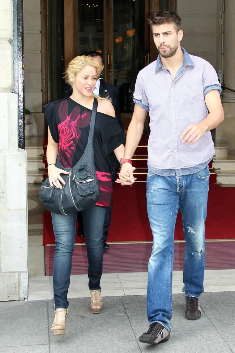 &quot;Gerard Pique i Clara Chia sinoć su imali dva razloga za slavlje. Na božićnoj večeri s radnicima &apos;Cosmosa&apos; proslavili su godinu dana veze. Super su se zabavili&quot;, rekao je paparazzi Hordi Marti koji je i fotografirao par. &quot;Njih dvoje su ušli zagrljeni i stigli do mjesta gdje su ih čekali prijatelji i zaposlenici&quot;, dodao je.