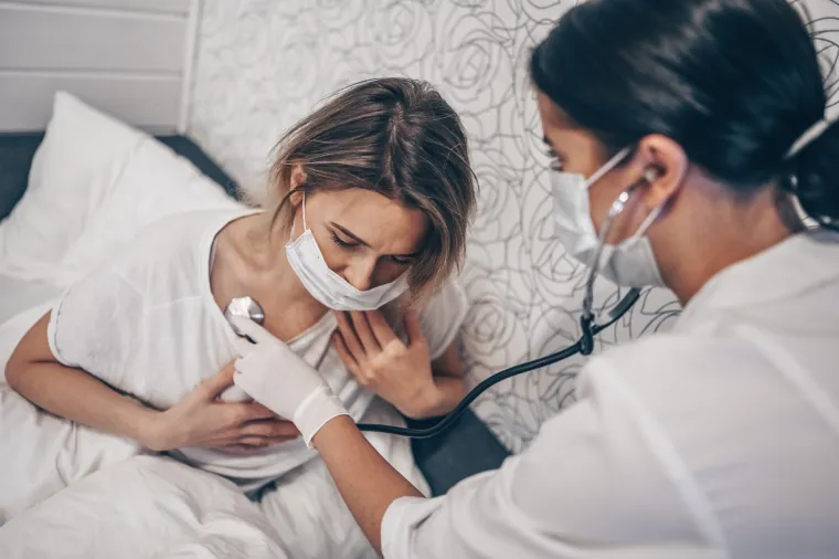 Ovisno o težini kliničke slike i simptoma, doktor može primijeniti i druge metode da bi potvrdio dijagnozu: radiografija pluća - predstavlja osnovni dijagnostički postupak na osnovu koga se može potvrditi dijagnoza, procijeniti težina oboljenja i odgovor na terapiju, ali i otkriti pridružena oboljenja pluća. Krvna slika se koristi za diferenciranje bakterijskih od virusnih upala pluća, uzimanje brisa - mišljenje mnogih liječnika je da uvijek treba pokušati s pronalaženjem uzročnika upale pluća bakteriološkom analizom kašlja, i time primijeniti ciljanu terapiju u liječenju, pulsna oksimetrija - mjeri zasićenost krvi kisikom, CT snimka, bronkoskopija - u slučaju težih kliničkih simptoma i hospitaliziranih pacijenata koji ne reagiraju dobro na terapiju. 