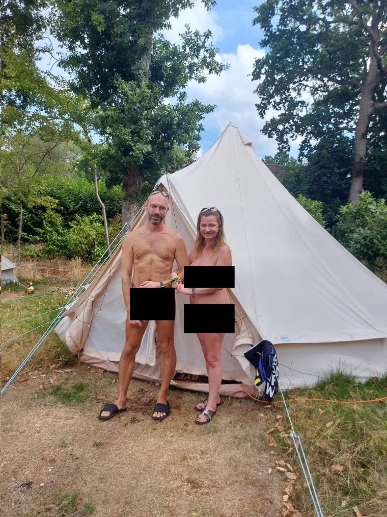 Kad su se prvi put na&scaron;li, Helen je priznala da joj je bila neobična Simonova strast prema golotinji.