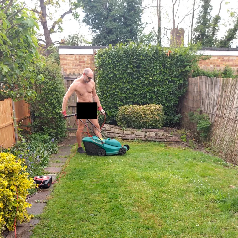 &ldquo;Rekla sam mu da je to u redu &scaron;to se mene tiče, ali on je morao nositi odjeću dok je bio u kući, a ja nisam htjela tome sudjelovati."