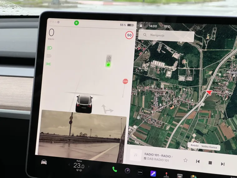 Sigurnosni sustavi: Tesla je puna sigurnosnih sustava koji olakšavaju vožnju. Između ostalog, daje zvučni signal vozačima kada se upali zeleno svjetlo, a kada upalite pokazivač smjera, pali kameru koja pokazuje mrtvi kut 