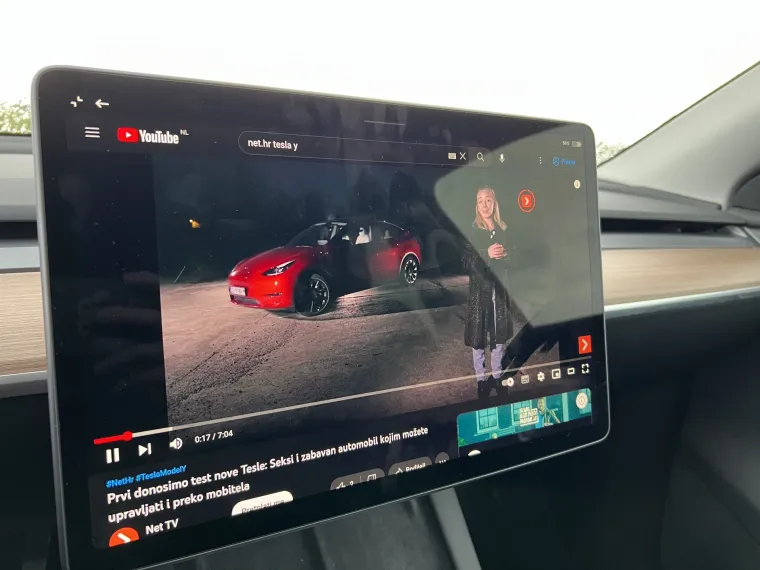 Zabava u Tesli: U Tesli možete igrati igrice, surfati internetom, crtati, pjevati karaoke, gledati Netflix, Youtube